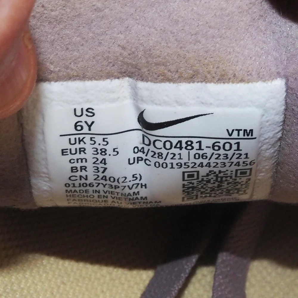 Nike streetwear retro while